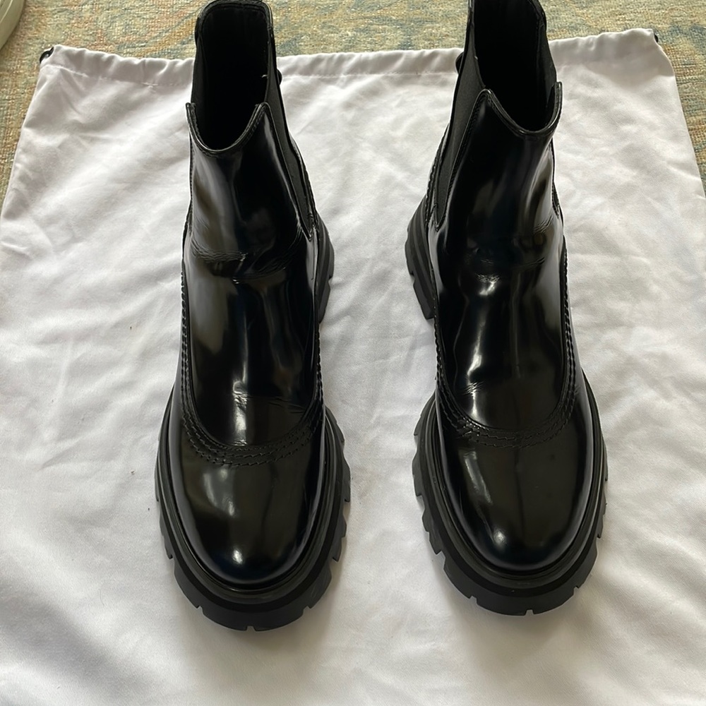 Alexander McQueen glossed leather Chelsea boots. Size 39